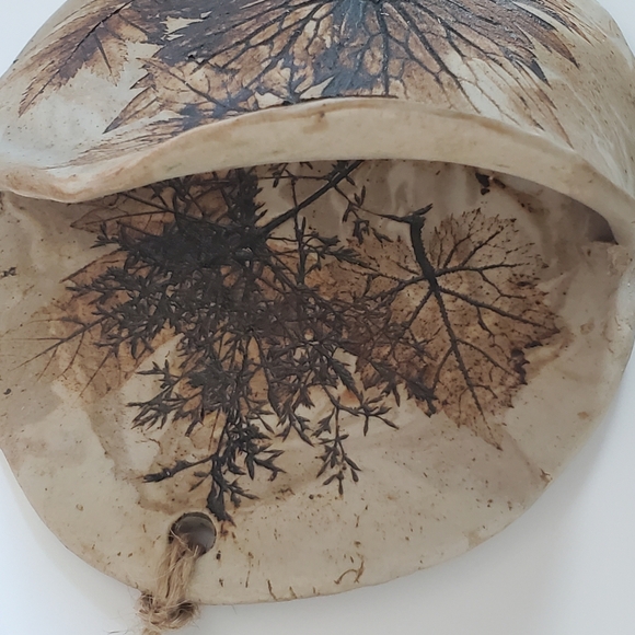 Studio Pottery Wall Pocket Embossed Leaves Signed Garnet - Picture 8 of 12